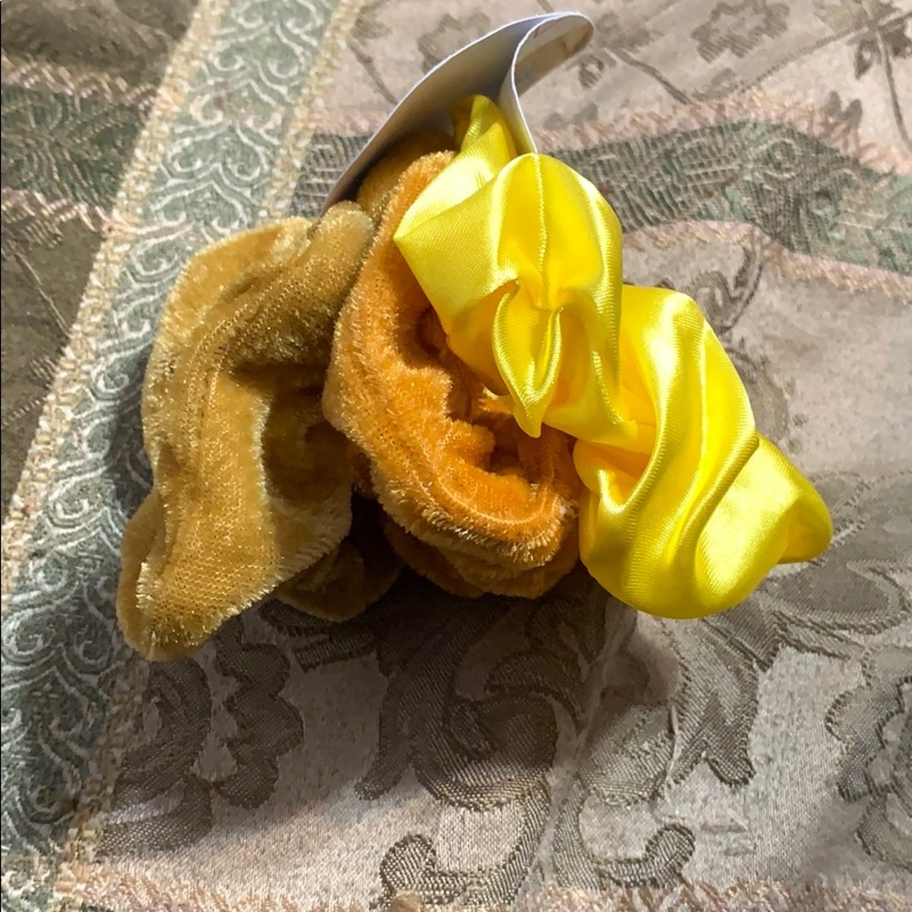 3 assorted scrunchies